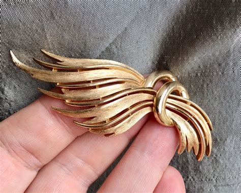S Trifari Gold Swirl Brooch Pin Crown Trifari Textured Etsy