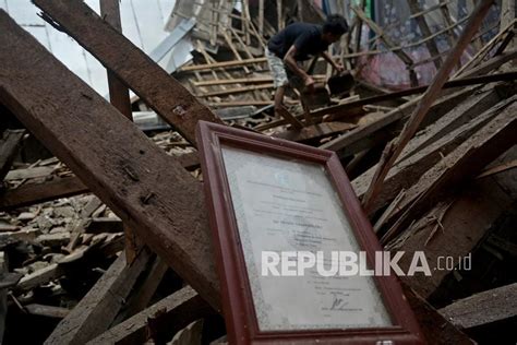 Atap Di Dua Sekolah Wilayah Garut Ambruk Akibat Hujan Deras Republika