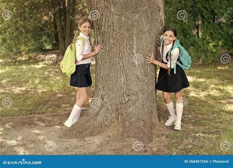 Niños Felices Divertiéndose Juntos En El Parque Después De La Escuela