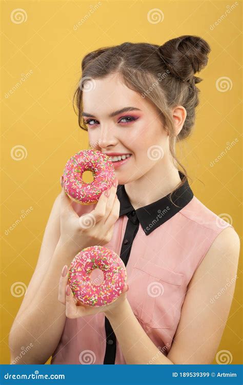 Fashion Girl Eating Donut Sweet Funny Portrait Stock Image Image Of Attractive Model 189539399