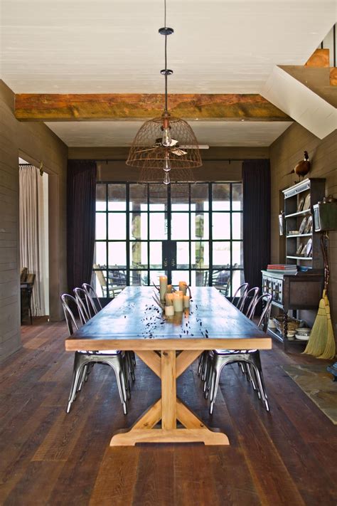 Industrial Farmhouse Dining Room With Wooden Table Farmhouse Style