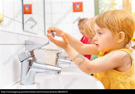 Kind Im Kindergarten Wäscht Sich Die Hände Lizenzfreies Bild