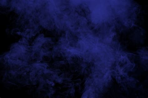 Fumée Bleue Abstraite Sur Fond Noir Photo Premium