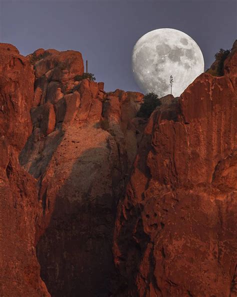 Photographer Takes Supersized Full Moon Photos With Using Camera Tricks