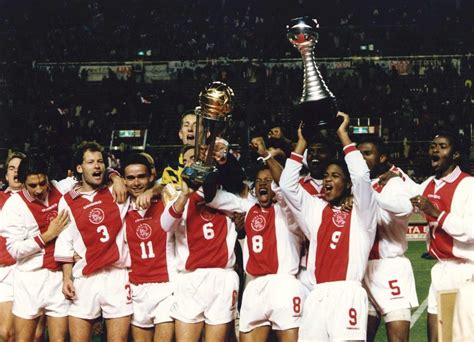 Ajax staat momenteel op de eerste plaats, terwijl feyenoord de vierde plek bekleedt. Hoera, Ajax en Feyenoord zijn wereldkampioen | Sportnieuws