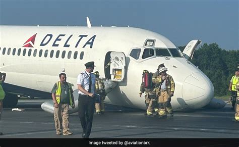 Plane Lands Without Front Landing Gear At Us Airport No Injuries Reported
