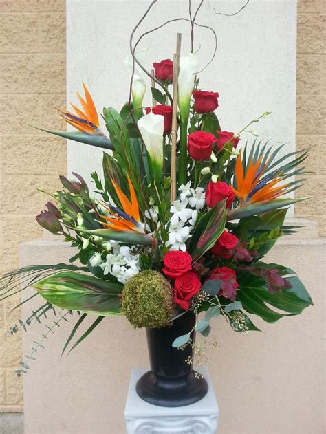Pin By Vip Flowers Pdx On Vip Flowers Tropical Arrangments Table