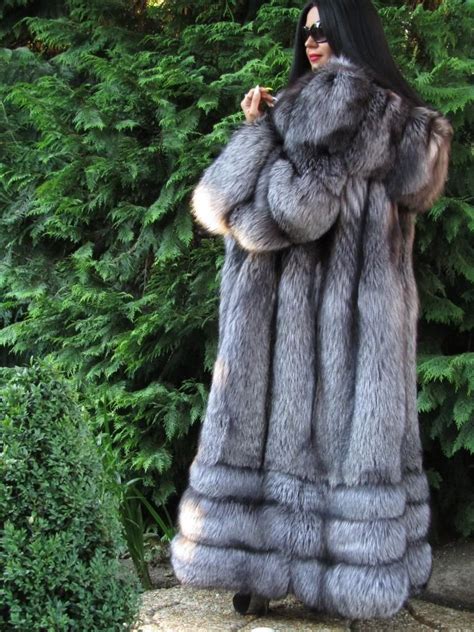 pin by 𝐿𝓊𝒸𝒾𝑒 𝐹𝑜𝓍 on furs and leather boutique fox fur fur silver fox