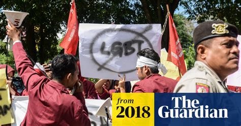 indonesian police in aceh province cut hair of transgender women indonesia the guardian