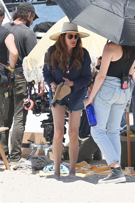 Julia Roberts On The Set Of Leave The World Behind At A Beach In New York Hawtcelebs