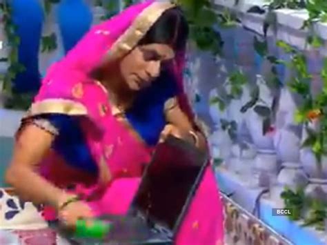 Sunil Grover Turns Topi Bahu As He Recreates Gopi Bahus ‘laptop Washing Scene From Saath