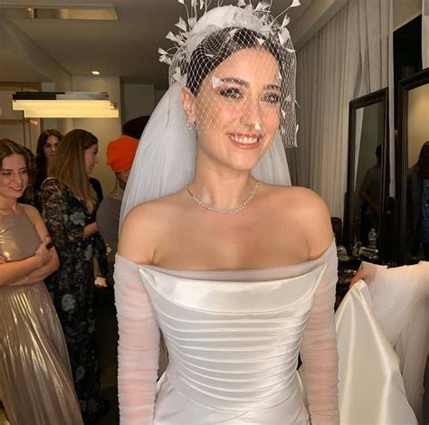 Toplam 835 hazal kaya haberi bulunmuştur. Hazal Kaya'nın gelinliği beğenilmedi! - Moda haberleri