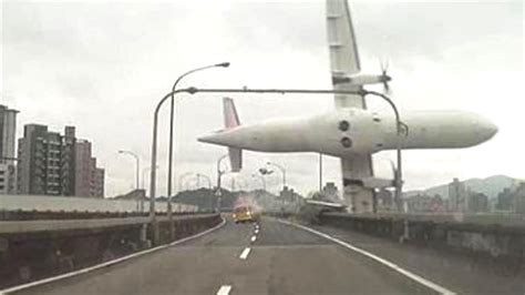 Shocking Video Transasia Plane Crashes Into Taiwan River Youtube