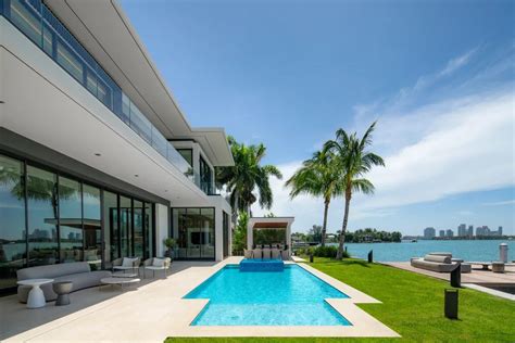 Luxurious Modern Mansion On Venetian Islands With Stunning Miami Skyline Views And Indulgent