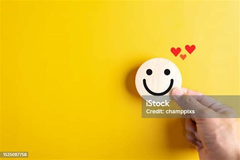 Tangan Memegang Wajah Senyum Bahagia Kesehatan Mental Berpikir Positif