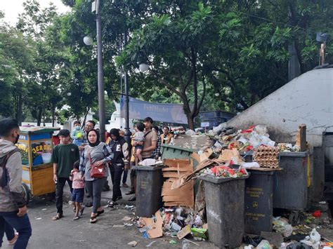 Teruntuk Wisatawan Tolong Jangan Buang Sampah Sembarangan Di Kota Bandung Jpnn Jabar