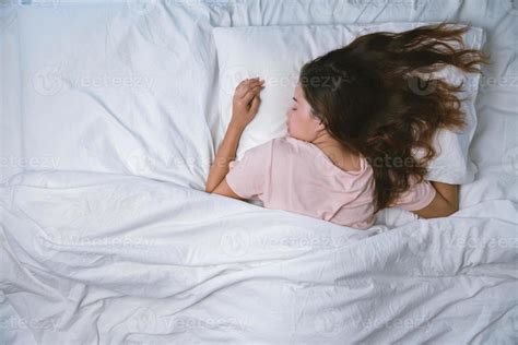 Mujer Joven Durmiendo Bien En La Cama Abrazando Una Suave Almohada