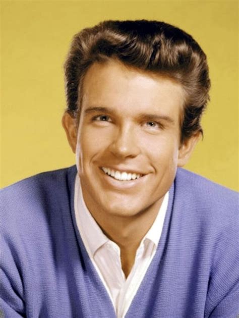 33 Gorgeous Photos Of Warren Beatty In The 1950s And 1960s ~ Vintage Everyday