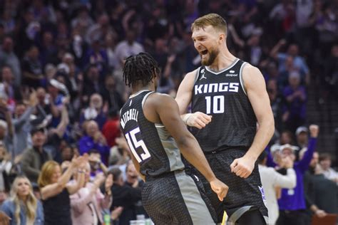 Kings Beat Warriors 114 106 To Take 2 0 Series Lead Metro Us