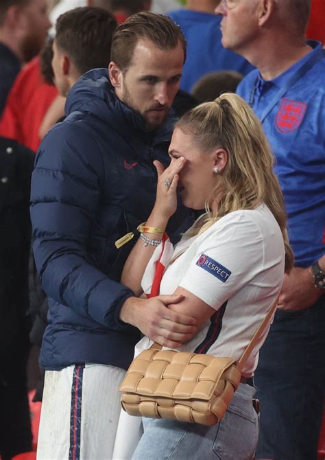 euro 2020 harry kane comforts sobbing wife kate after england loss metro news