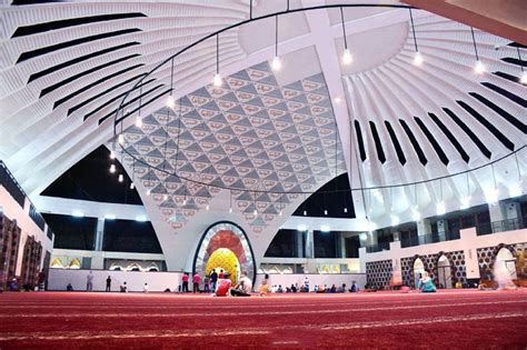 Interior Masjid Raya Sumbar Trip Halal Jepun
