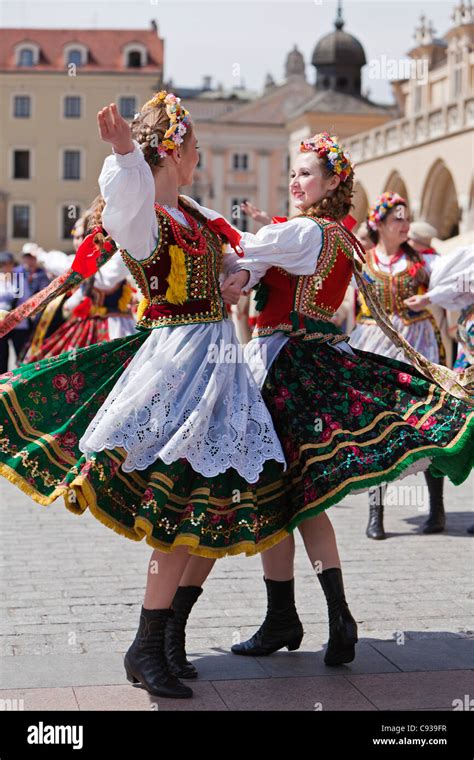 polonia cracovia las niñas polaco en traje tradicional baile en la plaza del mercado