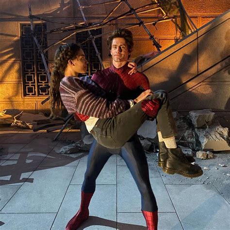 New Spider Man No Way Home Photo Reveals Zendayas Stunt Double With Spoilers