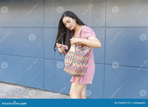 Mujer Con Mochila Caminando Por La Calle Foto De Archivo Imagen De