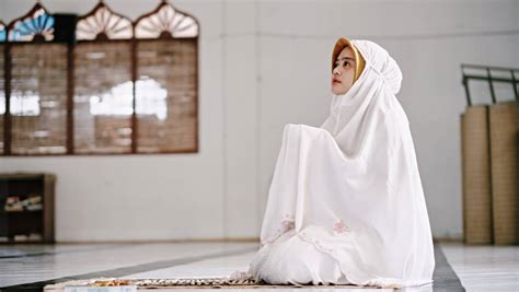 Doa untuk berlindung dari siksa kubur bisa dibaca sebelum melakukan salam saat menunaikan sholat. Lakukan Shalat Ini Untuk Memperingan Siksa Kubur - Bincang ...