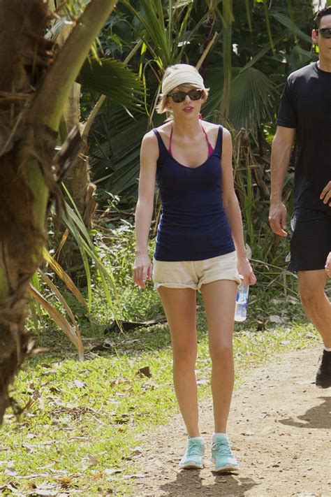 Taylor Swift In Shorts Out Hiking In Hawaii Hawtcelebs