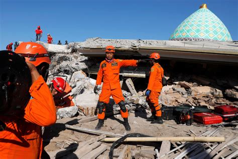 third strong earthquake shakes lombok as death toll tops 300 pbs newshour