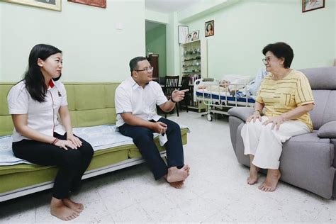 Last month, jimmy yeoh, one of my facebook friends, wrote a long passage about a fellow old free, ooi eow jin. Menziarahi Datuk Ooi Eow Jin, komposer terkenal negara ...