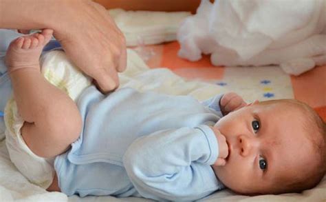 Bayi bisa terkena ruam di leher karena biang keringat, khususnya sepanjang musim panas saat suhunya tinggi. Cara Atasi Ruam Popok pada Bayi - Lifestyle JPNN.com
