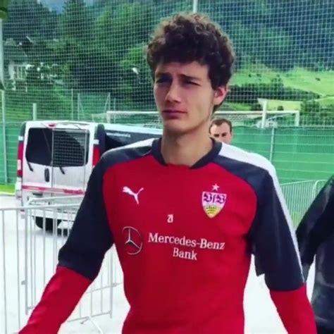 Benjamin pavard (born 28 march 1996) is a french footballer who plays as a centre back for german club vfb stuttgart, and the france national team. 761 curtidas, 3 comentários - Benjamin Pavard ...