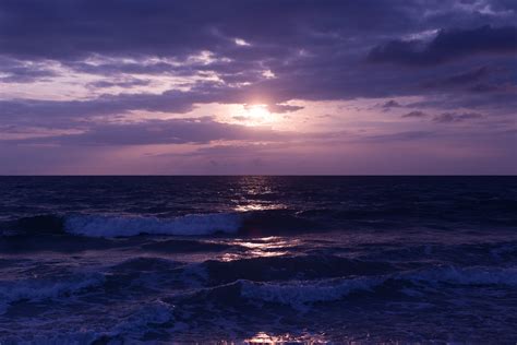 Foto Do Oceano Azul E Nuvens Escuras Durante O Pôr Do Sol · Foto