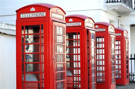 Fila De Las Cabinas De Teléfono Rojas En Una Calle De Londres Foto Gratis