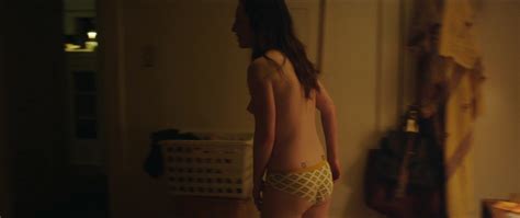 Zoe Lister Jones Desnuda En Band Aid