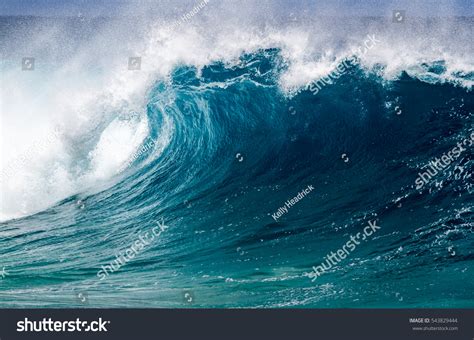 Perfect Big Breaking Ocean Barrel Wave Stock Photo 543829444 Shutterstock