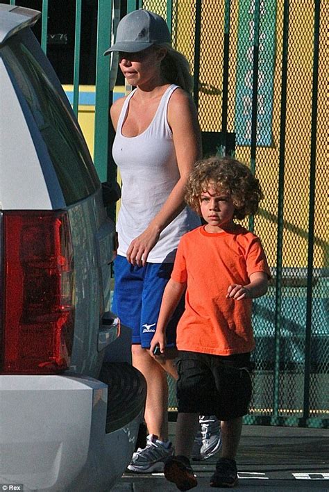 Kendra Wilkinson Wears Baggy Clothing Amidst Pregnancy Rumours Daily