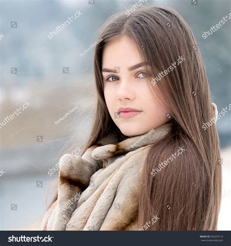 Pretty Ukrainian Girl Showing Off Fur Stock Fotografie 620229110