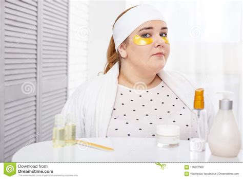 Determined Plump Woman Making An Eye Mask Stock Image Image Of Mask