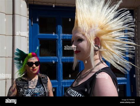 Punks Mit Mohican Mohican Frisur Gefärbte Freiheit Bei Blackpool