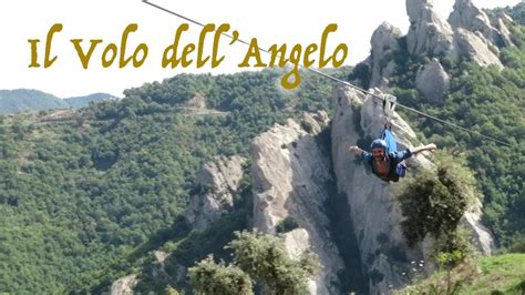 Accolta nell'affollato parterre dai gruppi delle rievocazioni storiche in costume, scioglierà la tensione dello svolo nell'abbraccio del doge e del pubblico. Il Volo dell'Angelo (The Angel Flight) - YouTube