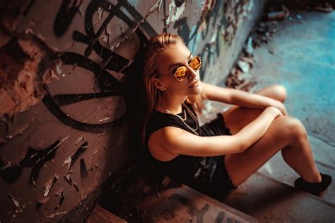Girl Sunglasses Sitting At Stairs 4k Hd Girls 4k Wallpapers Images