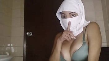 Real Arab Muslim Wife زوجة عربية Masturbates Squirting Pussy And Slapping Ass On Webcam In Hijab