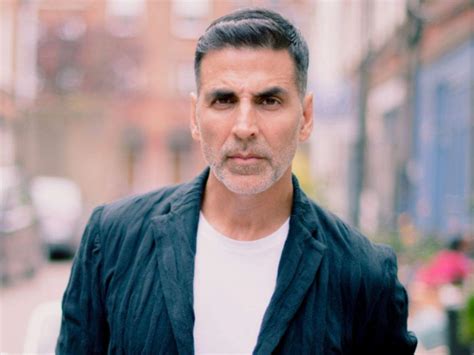 Actor Akshay Kumar Angry On Photographer Who Removed Mask From His Face