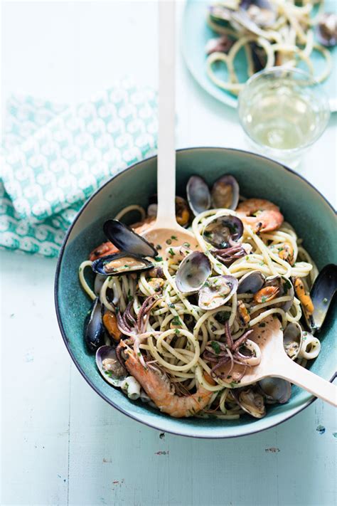 Lorsque les fruits de mer auront légèrement doré, versez un verre de vin blanc et une gousse d'ail, coupée en petits morceaux. Spaghettoni ai frutti di mare - Gros spaghetti aux fruits ...