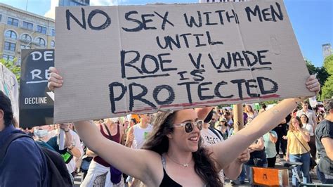 supreme court overturns roe v wade photos of protesters crowds outside high court
