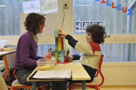 Generalmente durante esta edad el niño está reconociendo su propio mundo exterior, por tanto, es posible que no desee jugar con otros niños. Cómo Tratar a Niños Autistas: 23 Consejos Efectivos