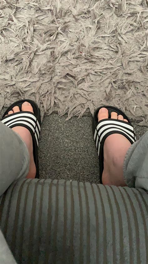 Tallbritishbigfoot On Twitter Who Wants To Lick My Feet